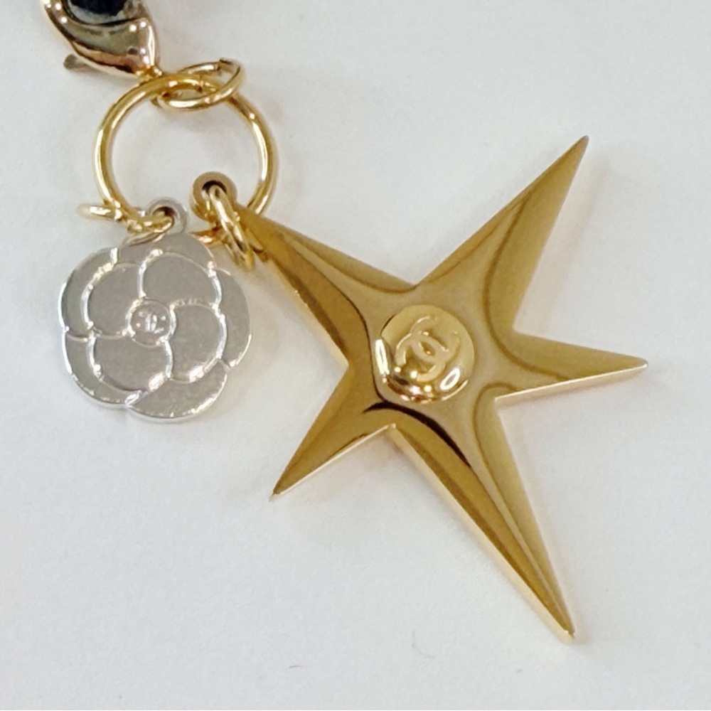 CHANEL 2025 Holiday Charm Limited Edition
AUTHENTIC